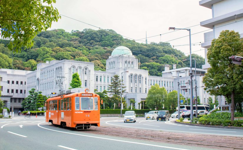 写真：愛媛県庁と市内電車